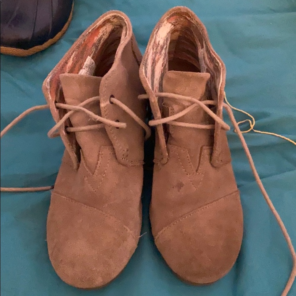 Tom’s bootie wedges